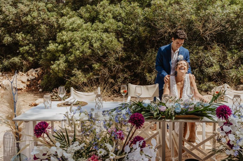 Image: http://www.bookyourweddingday.com/images/media/uploadfiles/Top Table.png